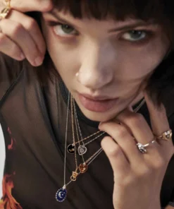 CLASSICS DOROTHY. Vintage Glass Heart Engraved Rose Pendant Necklace