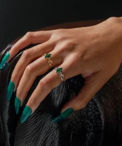 SS22 Rings REVIVAL. Green CZ Thorn Band Ring - Silver