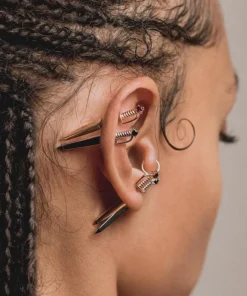 CLASSICS SALEM. Garnet Short Dagger Single Earring - Gold