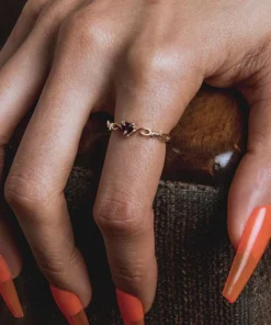 CLASSICS FATAL. Barbed Wire & Garnet Heart Ring - Gold